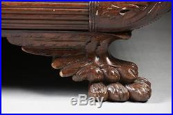 AN AMERICAN LATE CLASSICAL CARVED MAHOGANY SOFA, EARLY 19th Century (1800s)