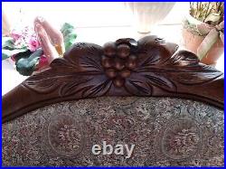 Antique Victorian Sofa Great Condition pillows included As seen in picture