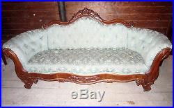 Beautiful Antique Victorian upholstered walnut sofa, excellent solid condition