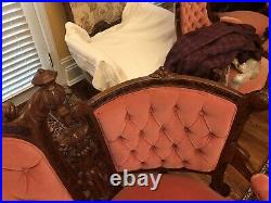 Beautiful antique Jeliff-style button-turted sofa