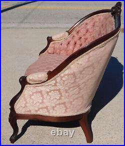 Lovely Walnut Victorian Sofa settee circa 1870