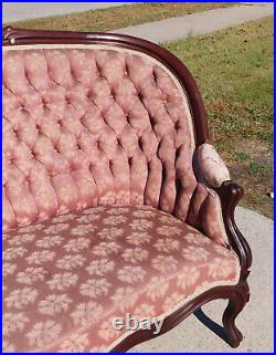 Lovely Walnut Victorian Sofa settee circa 1870