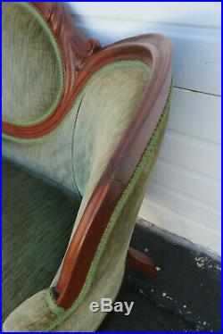 Victorian Late 1800s Hand Carved Walnut Love Seat Settee 9750