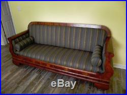 Vintage. Art Deco Sofa. Cloth with wood details. Beautiful and classy