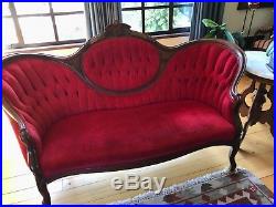 Vintage Victorian Cameo Back Sofa, good condition, tufted red velvet upholstry